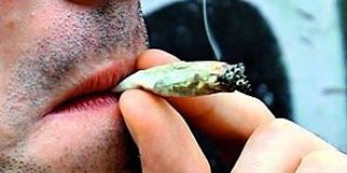 Detienen a un policía por fumar marihuana dentro de la comisaría