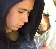 Los adolescentes que fuman porros antes de los 16 toman decisiones erróneas