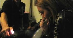 Buscan prohibir la salvia por el vídeo de Miley Cyrus