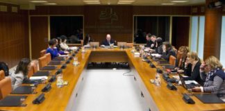 El cannabis vuelve al Parlamento Un momento de la reunión de la Comisión de Salud en la Cámara. / Parlamento vasco
