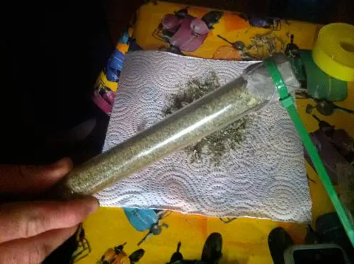 Con una brida de nylon se fija el filtro
