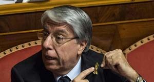 El senador italiano Carlo Giovanardi y los «agujeros en el cerebro» del cannabis.