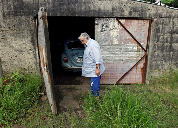El Presidente de Uruguay en la puerta de su garaje.