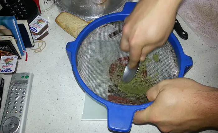 En nuestro caso utilizamos el colador que incluye Bubbleator XXL en el kit, pero puedes utilizar cualquier otro colador o rallador.