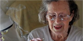 mujer mayor fumando