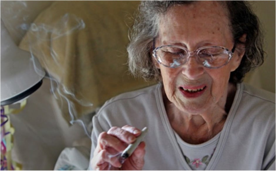 mujer mayor fumando