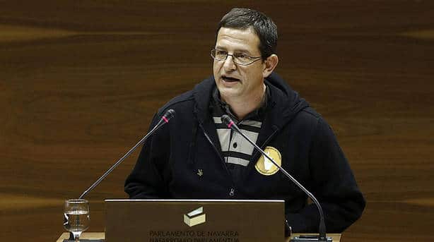 El presidente de la Representación Cannábica de Navarra, Fermin Les, durante su intervención en el Pleno del Parlamento de Navarra.