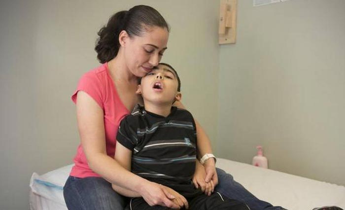 Nancy Peruyero y su hijo Nicolás, que sufre de convulsiones mioclónicas a diario, luego de una sesión de terapia física