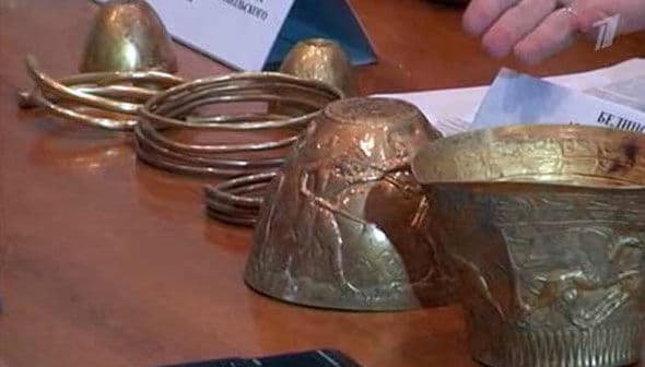 Los bong junto a los otros objetos de oro descubiertos