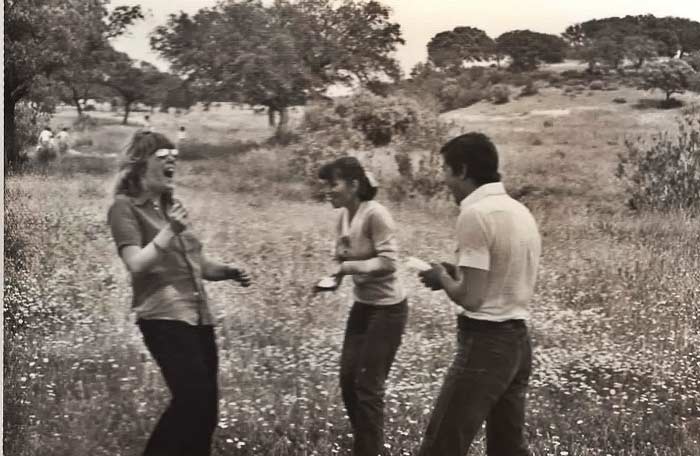 Nancy, Teresa y Pedro en el campo