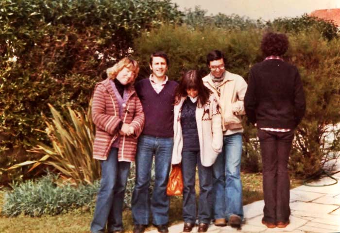 Joe (de espaldas), Pedro, Teresa, amigo y Nancy