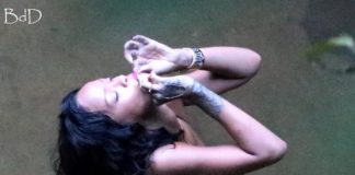 RIHANNA DE FIO DENTAL FUMANDO MACONHA 06