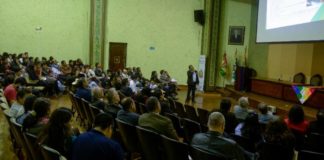 Productores bolivianos explicaron el proceso de cultivo de la coca, que solo cuando se somete a un proceso químico y se obtiene la cocaína, es estupefaciente.