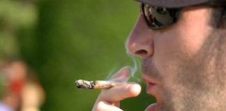 joven fumando un porro 600x360