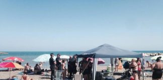 El oleaje saca a flote un fardo de hachís en Pedregalejo y los bañistas se llevan más de la mitad