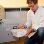 Manfred Fankhauser sacando Dronabinol de la caja fuerte de su farmacia