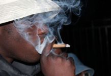 Elevada condena por consumo de cannabis abre el debate de la legalización en Túnez fumando45