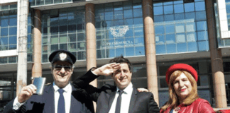 El actor-director Denny Brechner (C) y los actores Tato Olmos (L) y Talma Friedler, de la pélicula “Mision No Oficial” posan delante del palacio presidencial en Montevideo, el 12 de septiembre de 2017