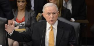 Sessions ya perdió el primer round de esta batalla, al intentar que el juez desechara la demanda.