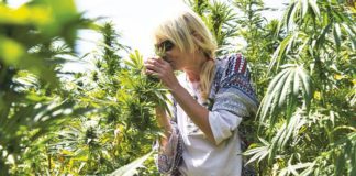 La turista alemana Beatrix en un campo de cannabis