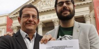 Cuatripartito y PSN piden al Estado una ley sobre usuarios de cannabis El presidente y el secretario general del grupo navarro Representación Cannábica, Fermín les (i) y Ramón Morcillo.