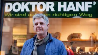 Lars Scheimann besitzt einen Hanf-Laden in der Duisburger Innenstadt (DW/N.Martin)