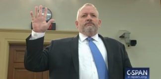 Robert Patterson, director de la DEA, pronunciando su juramento minutos antes de empezar la sesión ante los congresistas.
