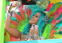 ¿Qué famosos consumen marihuana? Rihanna en los carnavales de Barbados.