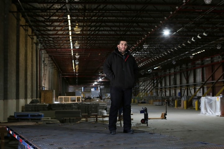 Hamed Asi, socio de IDP Group que supervisa una operación de cultivo de marihuana desde un antiguo almacén de Nestlé, en Chesterville, Ontario. (Dave Chan/The New York Times)