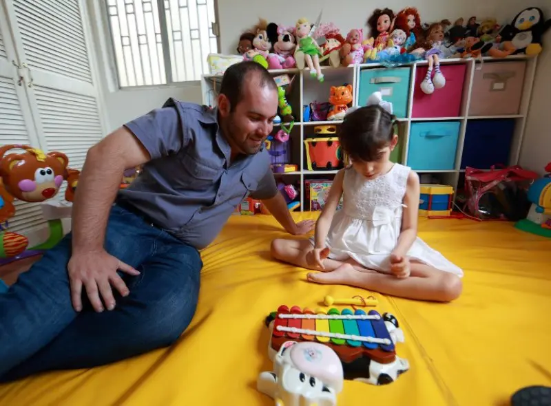 Grace Graciela Elizande y su padre Ra&uacute;l en 2015 cuando se hizo p&uacute;blico el caso de Grace y como el medicamento a base de un cannabinoide le ayudaba a disminuir la intensidad de sus ataques epil&eacute;pticos.