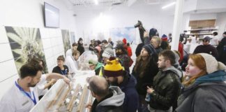 Clientes ante un mostrador de una tienda de cannabis en Winnipeg, Manitoba (Canadá), este miércoles.
