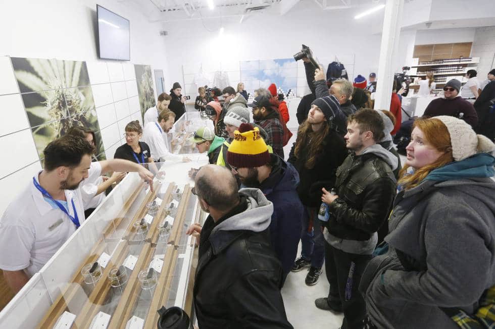 Clientes ante un mostrador de una tienda de cannabis en Winnipeg, Manitoba (Canadá), este miércoles.
