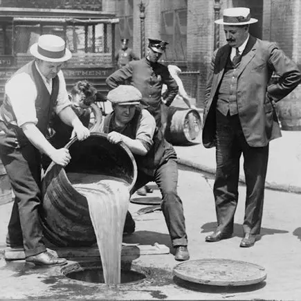 Operaci&oacute;n policial en los a&ntilde;os de la ley seca / LIBRARY OF CONGRESS
