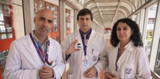Carlos Kambourian (izq.), presidente del consejo administrativo del Garrahan; Roberto Caraballo, jefe de neurología; y Alejandra Villa,directora médica ejecutiva.