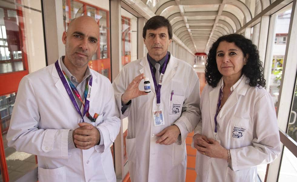 Carlos Kambourian (izq.), presidente del consejo administrativo del Garrahan; Roberto Caraballo, jefe de neurología; y Alejandra Villa,directora médica ejecutiva.