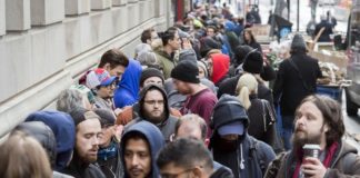 Ciudadanos de Montreal hacen cola para comprar cannabis.