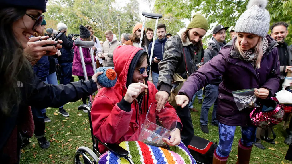 Gente con cannabis durante una comida para celebrar que Canad&aacute; legalizaba la marihuana recreativa
