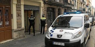 Dos agentes de la Guàrdia Urbana, delante del club cuando fue registrado.