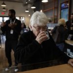Sandy Sopher, de 65 años, huele un botón de marihuana en el dispensario Bud and Bloom de Santa Ana, California, el 19 de febrero del 2019. Cada vez más ancianos apelan a derivados de la marihuana para tratar problemas médicos en EEUU. (AP Photo/Jae C. Hong)