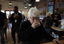 El uso de cannabis es un tratamiento emergente para los síntomas comunes en la población mayor Sandy Sopher, de 65 años, huele un botón de marihuana en el dispensario Bud and Bloom de Santa Ana, California, el 19 de febrero del 2019. Cada vez más ancianos apelan a derivados de la marihuana para tratar problemas médicos en EEUU. (AP Photo/Jae C. Hong)