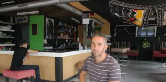 Narest Díaz, presidente de la Federación de Asociaciones Cannábicas de Canarias, en su club de El Castillo.