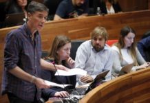 Podemos reclama una regulación del cannabis similar a la de Canadá El portavoz de Podemos Enrique López (i), la candidata a las primarias autonómicas de Podemos, Lorena Gil (2i) y el secretario general de Podemos Asturies, Daniel Ripa (3i), durante el pleno de hoy en la Junta General del Principado.