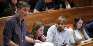 El portavoz de Podemos Enrique López (i), la candidata a las primarias autonómicas de Podemos, Lorena Gil (2i) y el secretario general de Podemos Asturies, Daniel Ripa (3i), durante el pleno de hoy en la Junta General del Principado.