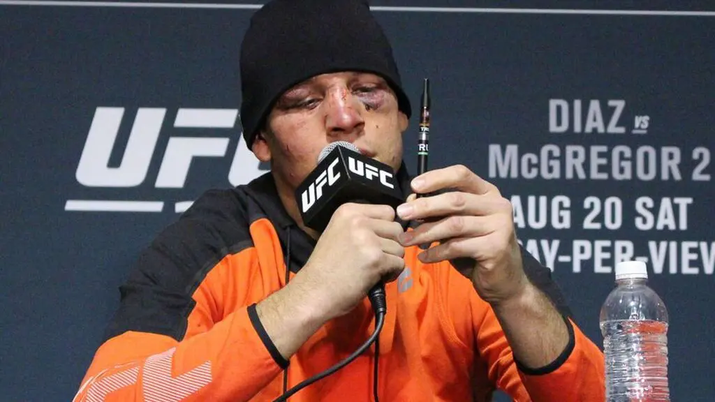 Nate Díaz fumando en rueda de prensa