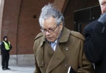 Primera condena penal al director de una farmacéutica por su papel en la epidemia de opiáceos que asola EEUU John Kapoor, fundador de la farmacéutica Insys Therapeutics sale del juzgado en Boston el pasado 30 de enero de 2019.