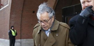 John Kapoor, fundador de la farmacéutica Insys Therapeutics sale del juzgado en Boston el pasado 30 de enero de 2019.