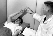 Muere el militar que quería guerras con drogas en lugar de bombas El psiquiatra James Ketchum, con un voluntario en el arsenal de Edgewood.
