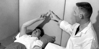 El psiquiatra James Ketchum, con un voluntario en el arsenal de Edgewood.