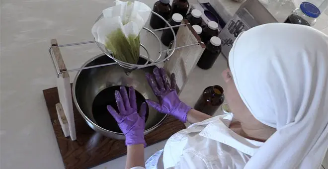 Las hermanas elaboran tinturas, ung&uuml;entos y cremas con un elevado contenido de CBD y sin THC, la sustancia psicotr&oacute;pica de la marihuana. / Aitana Vargas