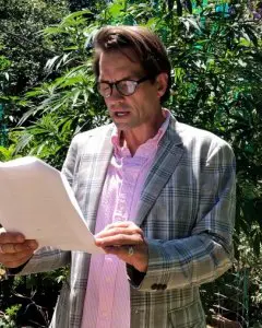 Brent David Fraser, fundador de la Asociaci&oacute;n de Ministerios Sacramentales (ASM) y la cual pertenece la Iglesia de las Cien Armon&iacute;as, posa frente a una planta de marihuana. / Ava Francoeur